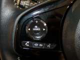 【ステアリングリモコン】ステアリングにオーディオ調節可能なスイッチが装備されていますので運転中でも視線をそらさずにオーディオの調節が可能です!