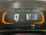 文字が大きく、とっても見やすいメーターです☆ディスプレイがグリーンに光ると、燃費の良い運転をしている証拠です(*^_^*)