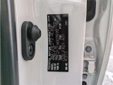 【コーションプレート】には製造元や車体番号、車体色番号といった車両の詳細な情報が記載されております。