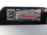 360°ビューモニターでは前後左右4つのカメラ映像をさまざまな走行状況に応じて切り替えてセンターディスプレイに表示することで、駐車時や狭い道でのすれ違い時、見通しの悪い交差点進入時でも安心感を高めます