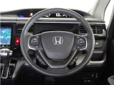 【Honda SENSING】 カメラ等装置で精度の高い検知能力を発揮、安全運転を支援します。ステアリング上のコントローラーに注目!