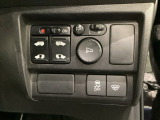 リアドアは乗り降りに便利な両側電動スライドドアです。また運転席に座っていながらスイッチ操作で自在にスライドドアを開け閉めできます。VSA(ABS+TCS+横滑り抑制)の解除スイッチもついています。