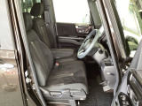 フロント広々、ベンチシートの運転席は、ハイトアジャスターが付いているので、快適にドライブができます。ハンドルはチルトステアリングで、ハンドル位置を上下に調節できます。