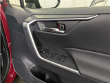 運転席パワーウインドウマスタースイッチです。車内の換気も運転席から簡単に行えます。ロック機能もついているので子供がイタズラして窓を開けるという事も防止できますよ。