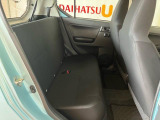 後席背もたれを前倒しにすると、大きな荷物も積めますね♪