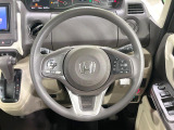 インテリアに合わせたデザインのステアリングは、運転される方のことも考え、運転しやすい形状、大きさです。是非一度、実際に触ってお確かめください。
