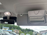 サンバイザーにミラーを装備、ちょっとした身だしなみをチェック!