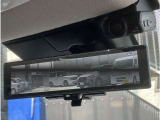 スマート・ルームミラーは、車両後方のカメラ映像をミラー面に映し出すので、荷室に積んだ大きな荷物などが写り込んで見にくくなりがちな車内状況や、天候などに影響されずいつでもクリアな後方視界が得られます。