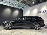 マットブラックにホワイトのLIBERALAのロゴの建物と看板が目印です。