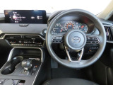 【運転席インテリアデザイン】左右対称のインテリアデザインでドライバーを包み込み運転に集中できるように設計されています。