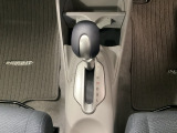 CVT車のセレクトレバーです。低速から高速まで、変速ショックのないスムーズな走りを実現するとともに、エンジン効率のよい領域を維持することで燃費にも貢献します。