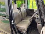 運転席まわりには十分なスペースがあり、大柄な方でもゆったり運転していただける環境です。