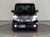 ディスチャージヘッドライト【HID】を装備していますのでとても明るく、夜間の走行や雨の日も安全・安心です。