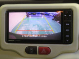 車両後方の映像を映すバックモニター。進路を確認しながら安全に車庫入れできます。