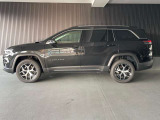 【ホイールアーチ】台形ホイールアーチはJeep伝統のデザインです。採用している理由は諸説ありますが、オフロードを走行する際にタイヤとボディが干渉しあわないよう配慮した作りにするためとなります。