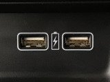 充電用USBジャックを2個装備!iPhoneはもちろん少しアンペアが高めのiPadも充電することが出来ます(運転しながら充電できます)