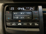 オートエアコンは左右席で独立温度コントロールが可能です。運転席はキンキンに冷やして助手席はマイルドにと言った設定が可能です☆暑さ寒さでケンカすることもなくなりますね♪