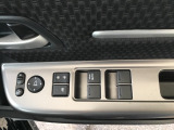 電動格納式リモコンドアミラーと、パワーウィンドウマスタースイッチ等は運転席ドアにあります。