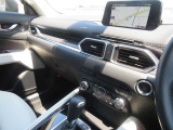 運転席/助手席が独立して調節可能な花粉除去フィルター付きフルオートエアコンです。
