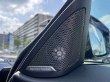 16個のスピーカーが傑出した高品位サウンドを生み出し、車内全体に臨場感溢れるサラウンド・モードを実現します。車両専用のイコライザーは、運転中の暗騒音を走行スピードに合わせて精確に補正します。