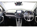 水平基調でスッキリと視界が良く、タブレットを置いたようなナビ画面が先進的な運転席廻りです。必要なものだけが適切に配置され、直感的に操作しやすいスマートなデザインになっています。