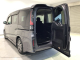 【わくわくゲート】タテはもちろんヨコにも開き、ちょっとした荷物を積む時にもとても便利♪人やペットの乗り降りもスムーズにできます♪