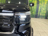 【LEDヘッドライト】悪天候や夜間走行時も良好な視界を確保し安心して運転できる高輝度LEDヘッドライトを装備!点灯速度が早く、消費電力も抑えられています。