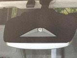 【エマージェンシーブレーキ】走行中に前方の車両等を認識し、衝突しそうな時は警報とブレーキで衝突回避と被害軽減をアシスト。より安全にドライブをお楽しみいただけます。