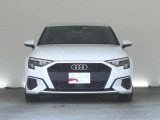 Audiデザインの特徴であるシングルフレームグリルが存在感を主張します。