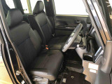 運転席の座面高さを調整できるシートリフターが付いています。フロントシートはベンチシートを採用で、座面も広く使い勝手もいいですよ♪