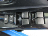 もちろん全席パワーウインドー付。運転席から操作できて便利です。