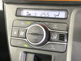 【オートエアコン】一度お好みの温度に設定すれば、車内の温度を検知し風量や温度を自動で調整。暑い…寒い…と何度もスイッチ操作をする必要はありません。快適な車内空間には必須の機能ですね♪