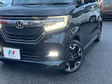 【LEDヘッドライト】悪天候や夜間走行時も良好な視界を確保し安心して運転できる高輝度LEDヘッドライトを装備!点灯速度が早く、消費電力も抑えられています。
