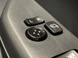 【電動格納ミラー】サイドミラーは電動格納式となっており、狭い駐車場でもキズがつくリスクを抑えられます。