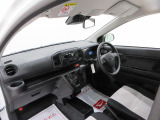 ダイハツのお店では、ダイハツ車を知り尽くしたプロフェッショナルが、専用の診断機器を使って各システムを点検しております。