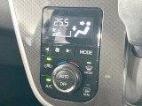 【オートエアコン】一度お好みの温度に設定すれば、車内の温度を検知し風量や温度を自動で調整。暑い…寒い…と何度もスイッチ操作をする必要はありません。快適な車内空間には必須の機能ですね♪