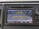バックカメラ付きで駐車が苦手な人でも安心。視界に入らない後方を確認しながらゆっくり駐車してください。
