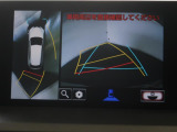 パノラミックビューモニター付きです。車両を上から見たような映像をディスプレイオーディオ画面に表示。運転席からの目視だけでは見にくい、車両周辺の状況をリアルタイムでしっかり確認できます。