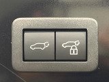 【パワーバックドア】スマートキーや運転席のボタンを押すだけでリアゲートが自動で開閉します!荷物を持っている時や、高い位置にあるバックドアを閉める際に便利な機能です♪