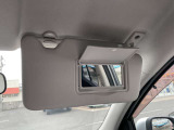 【運転席側サンバイザー】バニティミラー付きなのでお化粧直しにも活用できます。