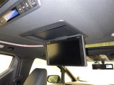 天井にはビルトインタイプのリアモニタ-が付いていました。嬉しい装備ですね。