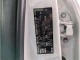 【コーションプレート】には製造元や車体番号、車体色番号といった車両の詳細な情報が記載されております。