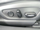 運転席電動シートは、シートポジションを細かく調整できるので長時間の運転もリラックスできますね。