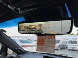 デジタルインナーミラー付き。後方視野角が広く、後席に同乗者がいても後方を確認しやすく安心です。