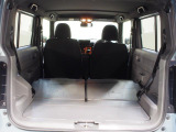 後席を左右とも倒した状態です。荷室は防汚素材で汚れてしまっても拭き取りができます。