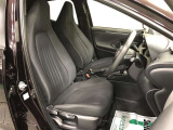 自然でストレスの少ない運転席を追求し、シート形状やシフトノブの配置にまでこだわっています。ドライビングポジションを低い位置に設定し、クルマと一体になれるような感覚で運転ができます。