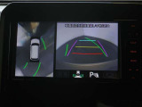 パノラミックビューモニター付きです。車両を上から見たような映像をディスプレイオーディオ画面に表示。運転席からの目視だけでは見にくい、車両周辺の状況をリアルタイムでしっかり確認できます。