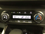 オートエアコンです。運転席から操作しやすいよう、使用頻度の高いスイッチを運転席側にレイアウトしています。