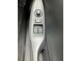 【オート電動格納ドアミラー】鍵の開け閉めと連動し、ドアミラーが開閉してくれます!ミラーを見るだけで、お車の施錠確認が出来るので、便利です♪もちろん連動をOFFにすることも出来ます。