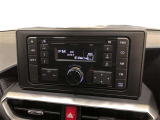 【カーオーディオ】USB/CDチューナーです。AM/FMラジオ機能やAUX入力端子接続で音楽を聴くことも可能です。機能の詳細は展示店舗までお尋ねください。
